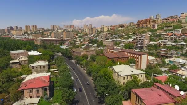 Sonniger Tag in der Stadt Jerewan, Luftaufnahme alter Gebäude und Straßen, Stadtbild — Stockvideo