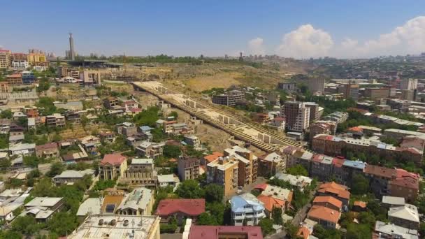 Туризм в Ереване, захватывающий вид с воздуха на Каскадные лестницы и здания — стоковое видео