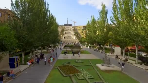 Erivan, Ermenistan - Haziran 2017 yaklaşık: Gezi şehrin. Erivan, Tur basamaklı merdiven bakan sanat heykel ile yeşil sokak — Stok video