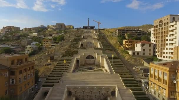 Drone che sorvola il famoso museo d'arte Cafesijian e la Cascata, in viaggio — Video Stock