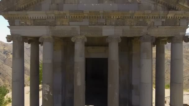 Panoramablick auf ionisch kolonnierte Garni-Tempel in Armenien, Religion und Tourismus — Stockvideo