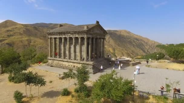 GARNI, ARMÉNIE - CIRCA JUIN 2017 : Repères du village. Vue aérienne du magnifique temple antique Garni, touristes appréciant la visite, Arménie — Video