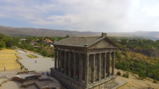 GARNI, ARMENIA - CIRCA GIUGNO 2017: Punti di riferimento del villaggio. Foto panoramica del vecchio tempio di Garni con vista sulle montagne e sul villaggio in Armenia — Video Stock