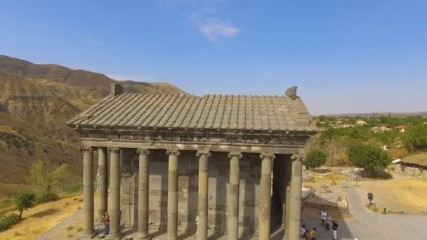 Garni, Ermenistan - Haziran 2017 yaklaşık: Köy yerler. Ermenistan, gezi tapınakta iyonik sütunlu Garni harika Panoraması — Stok video