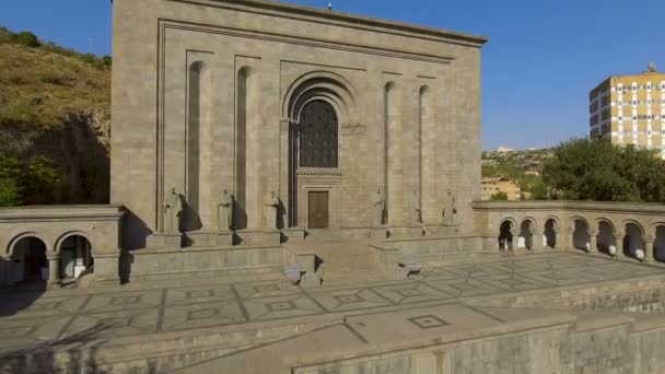 Buitenkant van middeleeuwse Mesrop Mashtots Instituut van oude manuscripten in Armenië — Stockvideo