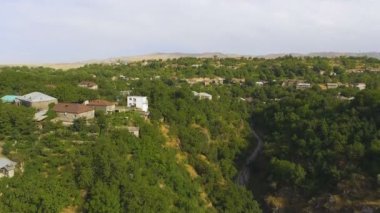 Ekoloji durum dağlık alanda izleme küçük köyünün havadan görünümü