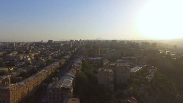 Hermosas calles y edificios de Ereván en un día soleado, vista aérea, viajes — Vídeos de Stock