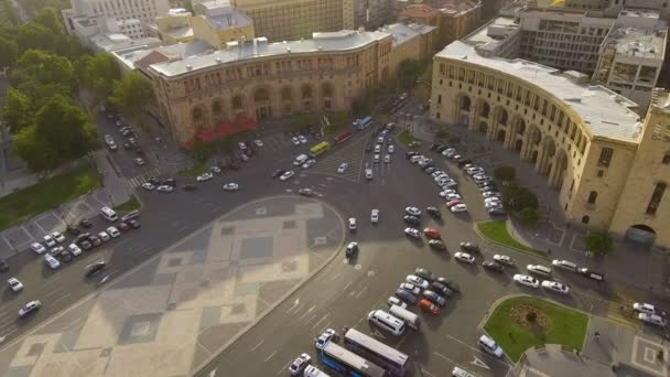 Transporte em Yerevan cidade, carros dirigindo na Praça da República, regras de trânsito — Vídeo de Stock