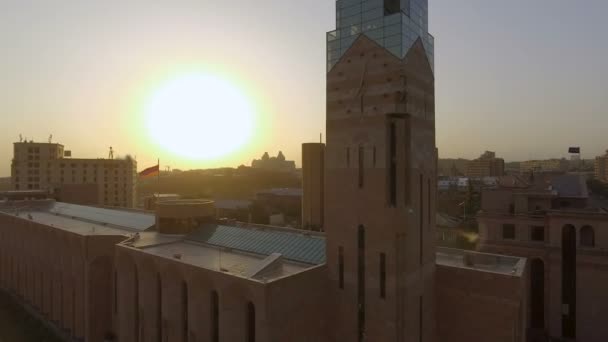 Vista aérea del Ayuntamiento, cuerpo legislativo de la ciudad de Ereván durante la hora mágica — Vídeos de Stock