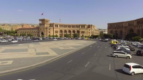 Tägliche Bewegung der Autos auf dem Platz der Republik Jerewan, Armenien, Blick auf die Regierung — Stockvideo