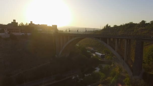 Kievyan 다리 건너 Hrazdan 강, 예레반, 아르메니아에 자동차 움직임의 보기 — 비디오