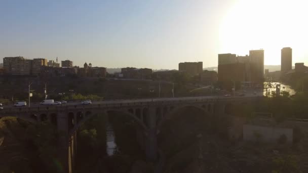 Un gran numero di auto che attraversano il ponte della Vittoria a Erevan, viaggiano in Armenia — Video Stock