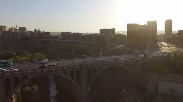 Tráfico activo en la ciudad, coches cruzando el puente, infraestructura de transporte — Vídeos de Stock