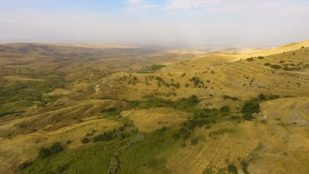 Вид с воздуха на захватывающий пейзаж вокруг горы Арарат, поездка в Армению — стоковое видео