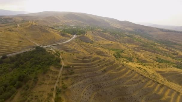 A légi felvétel a autók vezetési üres út mentén Örményországban, szabadidő dombra — Stock videók