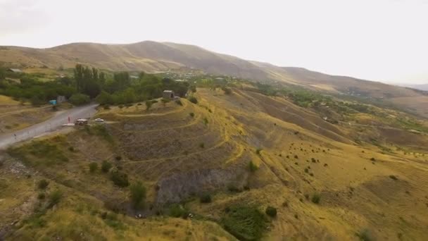 Bovenaanzicht van oude boog van Charents, prachtige plek in Armenië, recreatie — Stockvideo