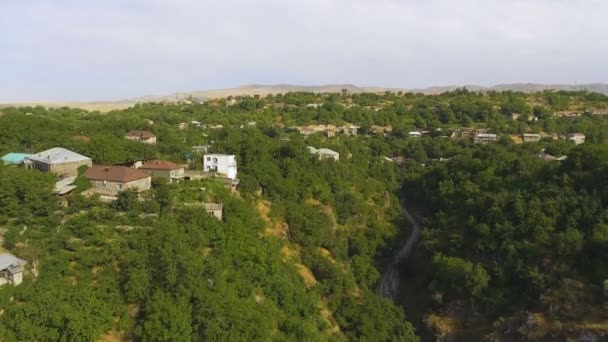 Вид с воздуха на маленькую деревню, мониторинг экологической ситуации в горной местности — стоковое видео