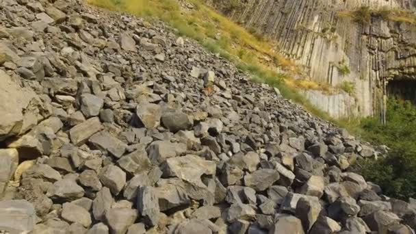 Glissements rocheux et pierres éparpillées sur les collines, risque de coulée de boue, géologie — Video