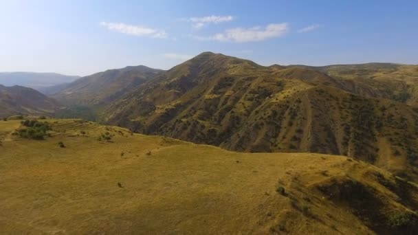 360 fokos kilátás nyílik a kis hegyi falu Halidzor, örmény Syunik tartomány — Stock videók