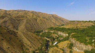 Görkemli dağ aralıkları ve yeşil tepeler, Caucasus doğa, Ermenistan'a seyahat