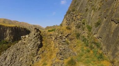 Taşlı bazalt kayalar ve derin gorge, Ermenistan peyzaj, Ekoturizm görünümü