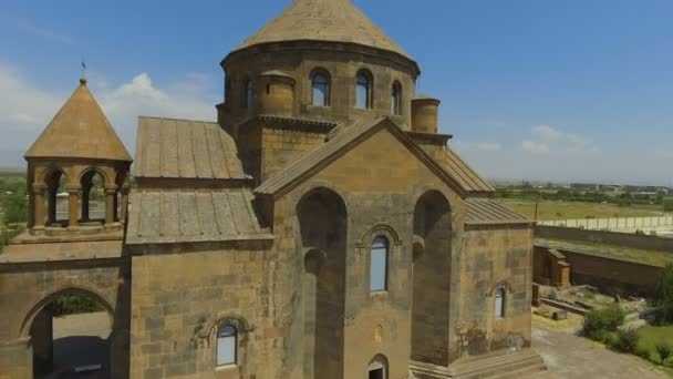 Widok Tatev klasztor położony na dużej bazaltowy płaskowyż w pobliżu wsi w Armenii — Wideo stockowe