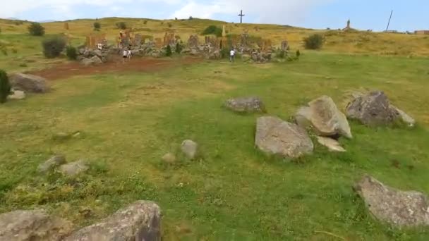 ARTASHAVAN, ARMENIA - CIRCA GIUGNO 2017: Punti di riferimento del villaggio. Turista che cammina tra gigantesche lettere armene sullo sfondo del monte Aragats — Video Stock