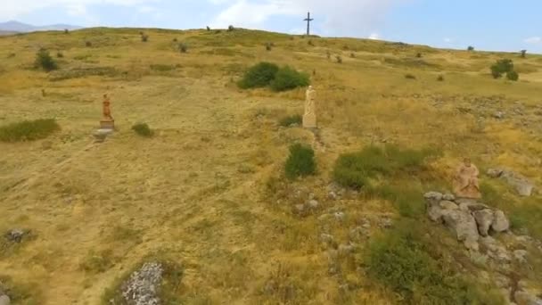 A légi felvétel a ábécé Park, figyelemre méltó örmények, Artashavan nagy szobraival — Stock videók