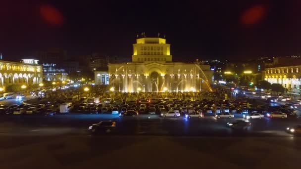 Hundratals människor gå omkring Republic Square tittar på skönheten i fontäner — Stockvideo