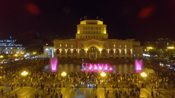 Toeristen bewonderen van prachtige lichtprestaties van muzikale fonteinen in Yerevan — Stockvideo