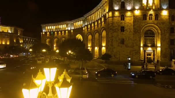 Vista de la casa de gobierno de Ereván bellamente iluminada por la noche, Armenia — Vídeo de stock