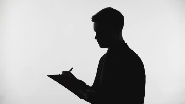 Silhueta de homem de terno segurando pasta, escrevendo resultados da pesquisa, questionário — Vídeo de Stock