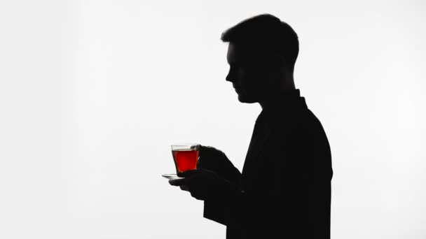 Donkere silhouet van man glas thee, recreatie, ph balans herstellen — Stockvideo