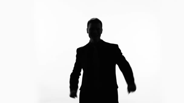 La silhouette dell'uomo d'affari solleva il pugno, celebra il successo, orgoglioso del successo — Video Stock