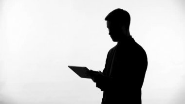 Tablet üzerinde çalışan, rapor verme, başlangıç fikirler yazmaya işadamı siluet