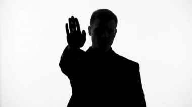 Adam siluet eliyle dur işareti gösterir, yolsuzluk ve suç karşı mücadele