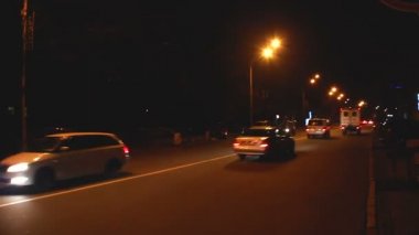De yavaş yavaş üzerinde sürüş araba sokak geceleri geç akşam trafik ışıklı
