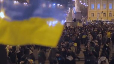 Kiev, Ukrayna - yaklaşık Aralık 2014: Euromaidan gösteriler. Ukraynalılar binlerce ülke bayrakları ile birlikte ses görüşünü birleştirin.