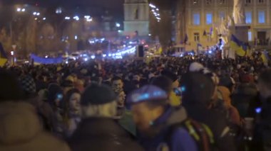 Kiev, Ukrayna - yaklaşık Aralık 2014: Euromaidan gösteriler. Büyük bir grup Ukraynalı vatanseverlerin karşılamak özgürlük ve demokrasi hakları tezahür etmeye