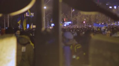 Kiev, Ukrayna - yaklaşık Aralık 2014: Euromaidan gösteriler. Arka planda Ukraynalı protestocular ile taş dini figür Close-Up