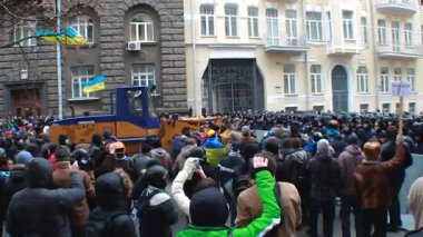 Kiev, Ukrayna - yaklaşık Aralık 2014: Euromaidan gösteriler. Ukraynalı göstericiler ve hukuk uygulatıcılar yol koni birbirlerine atma