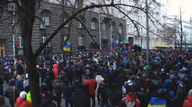 Kiev, Ukrayna - yaklaşık Aralık 2014: Euromaidan gösteriler. Ukraynalı simgecilik formu büyük insanlarla dar sokak, devrim sırasında kalabalık