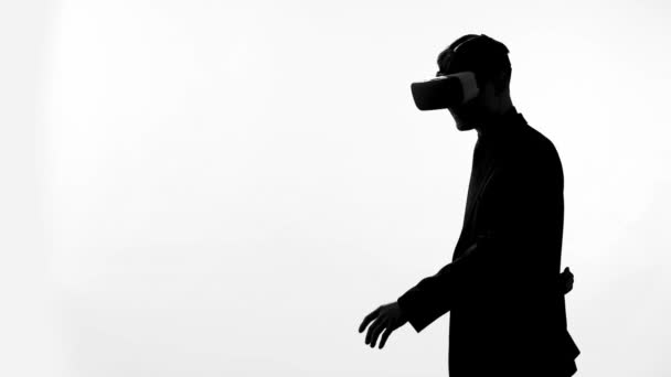 Man in vr headset met gevaarlijke reis in virtuele werkelijkheid, obstakels te overwinnen — Stockvideo