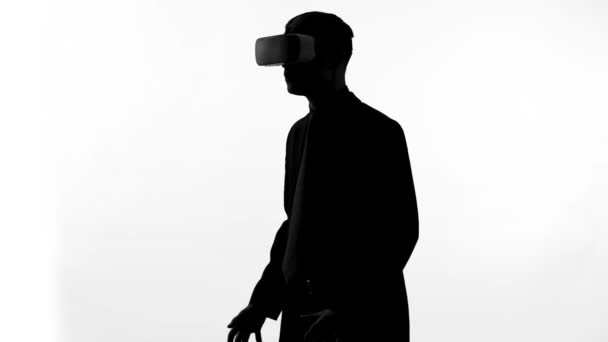 Mann probiert zum ersten Mal Virtual Reality aus, trägt vr-Headset, ergreift Bewegungen — Stockvideo