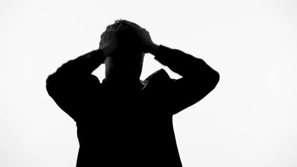 Silueta muž křičí bolestí po ztrátě manželky, se stane duševně nemocný schizofrenií — Stock video