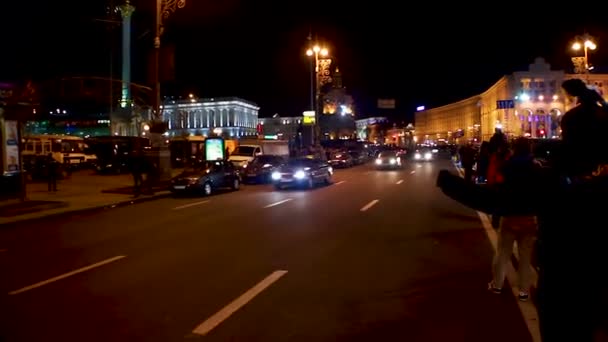 KYIV, UCRANIA - CIRCA DICIEMBRE DE 2014: Manifestaciones Euromaidán. Manifestantes pacíficos saludan vehículos que pasan por la plaza de la ciudad, acción pública — Vídeos de Stock