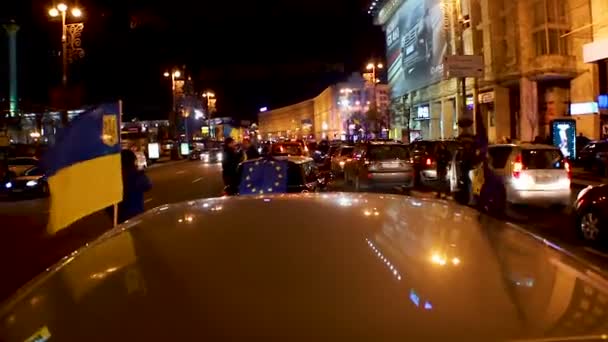 Kyjev, Ukrajina - cca prosinec 2014: Externí odkazyEditovat demonstrace. Ukrajinské a Evropské symbolikou na automaidan aut, klidný protest akce — Stock video