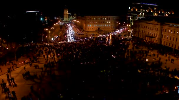 Big crowd of Ukrainians gathered together to protest against country government — Stock Video