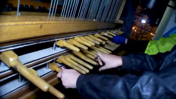 KYIV, UKRAINE - CIRCA DECEMBRIE 2014: Demonstrații Euromaidan. Doi bărbați protestatari cântă la un instrument muzical pentru a sprijini poporul ucrainean — Videoclip de stoc