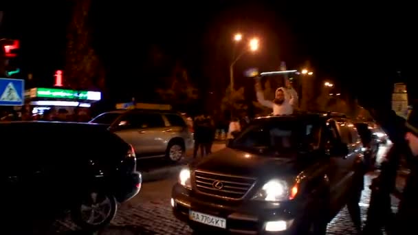 Kiev, Ukrayna - yaklaşık Aralık 2014: Euromaidan gösteriler. Ukraynalı sivilleri huzurlu gösteri için şehir merkezine sürüş kontrol — Stok video